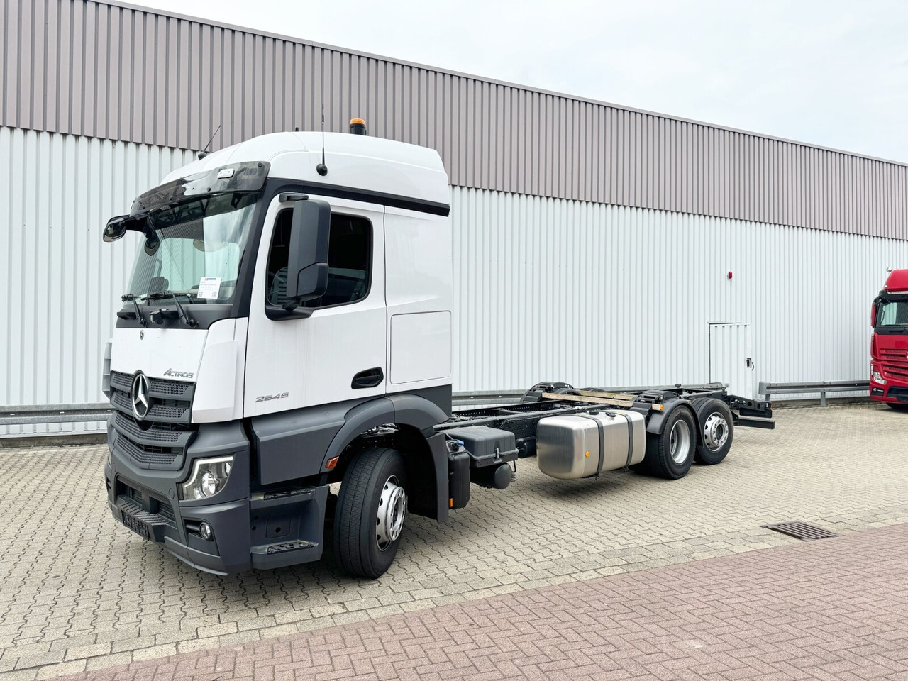 Mercedes-Benz Actros 2545 L 6x2 Actros 2545 L 6x2, Lenk-/Liftachse, StreamSpace, MultimediaCockpit - Kamion sa golom šasijom i zatvorenom kabinom: slika 1 Mercedes-Benz Actros 2545 L 6x2 Actros 2545 L 6x2, Lenk-/Liftachse, StreamSpace, MultimediaCockpit - Kamion sa golom šasijom i zatvorenom kabinom: slika 1