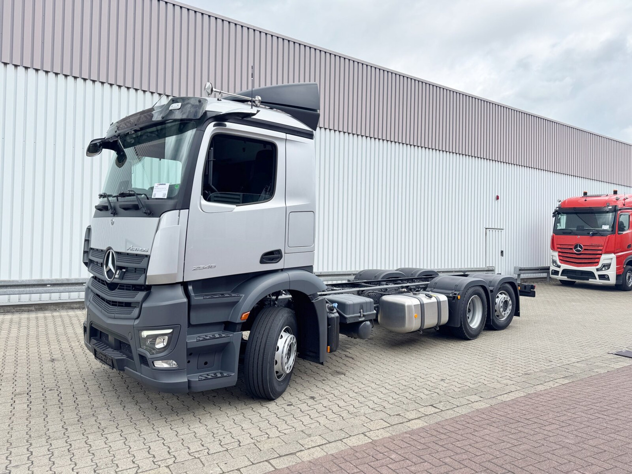 Mercedes-Benz Actros 2546 L 6x2 Actros 2546 L 6x2, Retarder, Lenk-/Lift, LED, Navi, ADR, MirrorCam, MultimediaCockpit - Kamion sa golom šasijom i zatvorenom kabinom: slika 1 Mercedes-Benz Actros 2546 L 6x2 Actros 2546 L 6x2, Retarder, Lenk-/Lift, LED, Navi, ADR, MirrorCam, MultimediaCockpit - Kamion sa golom šasijom i zatvorenom kabinom: slika 1