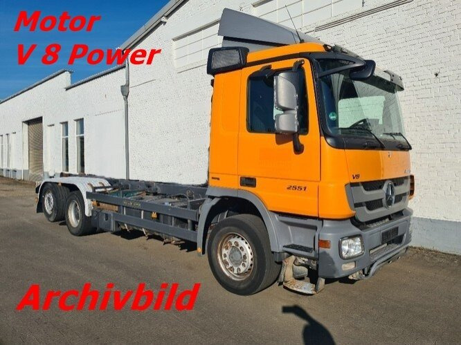Mercedes-Benz Actros 2551 L 6x2 Actros 2551L/6x2, Lenk-Liftachse V 8 Motor - Kamion sa golom šasijom i zatvorenom kabinom: slika 1 Mercedes-Benz Actros 2551 L 6x2 Actros 2551L/6x2, Lenk-Liftachse V 8 Motor - Kamion sa golom šasijom i zatvorenom kabinom: slika 1