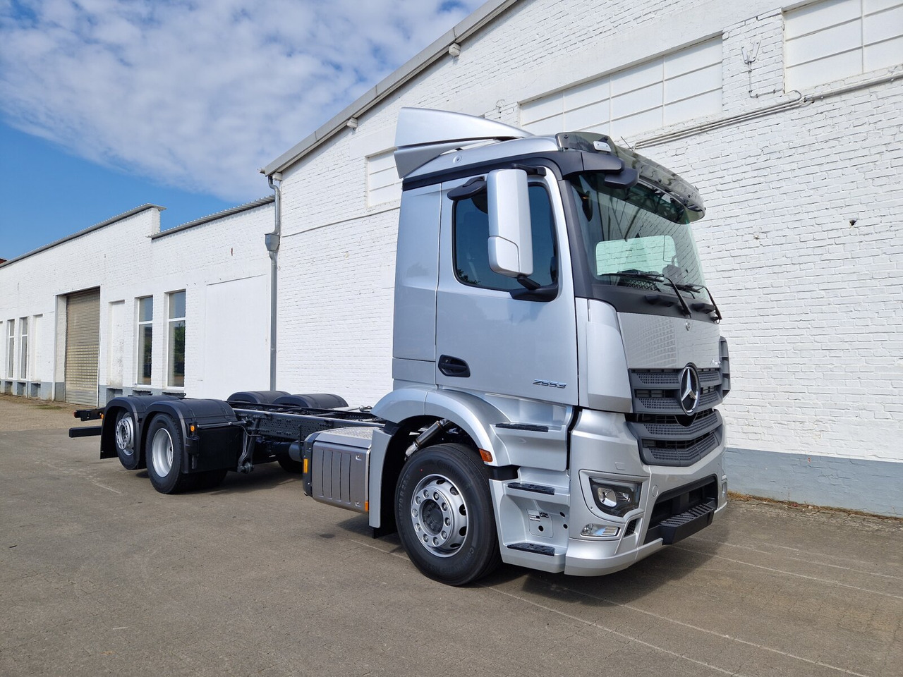Mercedes-Benz Actros 2553 LL 6x2 Actros 2553 LL 6x2, Retarder, Liftachse, MultimediaCockpit, LED, Navi - Kamion sa golom šasijom i zatvorenom kabinom: slika 1 Mercedes-Benz Actros 2553 LL 6x2 Actros 2553 LL 6x2, Retarder, Liftachse, MultimediaCockpit, LED, Navi - Kamion sa golom šasijom i zatvorenom kabinom: slika 1
