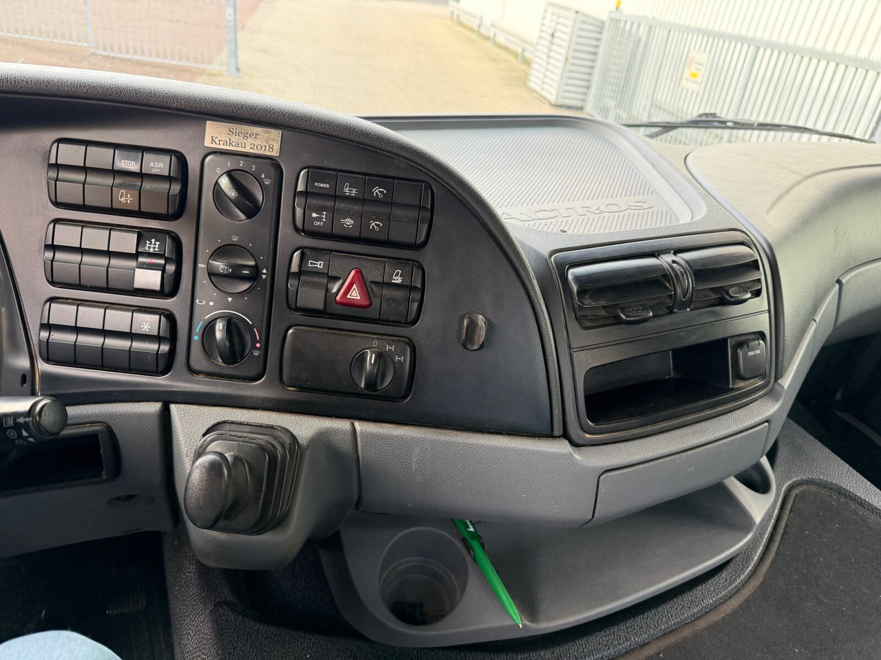 Mercedes-Benz Actros 2644 L 6x4 Actros 2644 L 6x4 - Kamion sa hidrauličnom kukom: slika 4 Mercedes-Benz Actros 2644 L 6x4 Actros 2644 L 6x4 - Kamion sa hidrauličnom kukom: slika 4