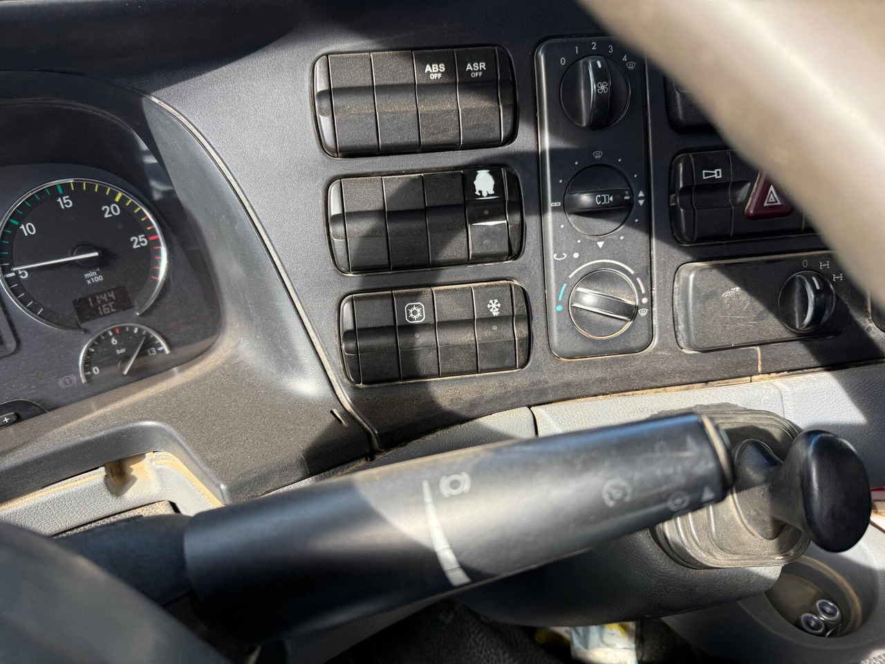 Mercedes-Benz Actros 2646 K 6x4 Actros 2646 K 6x4, Retarder - Kamion sa golom šasijom i zatvorenom kabinom: slika 5 Mercedes-Benz Actros 2646 K 6x4 Actros 2646 K 6x4, Retarder - Kamion sa golom šasijom i zatvorenom kabinom: slika 5