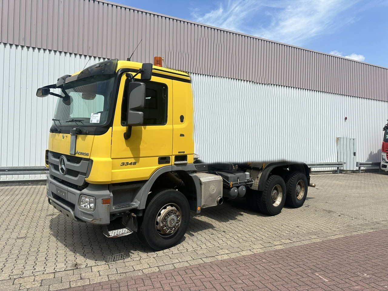 Mercedes-Benz Actros 3348 AK 6x6 Actros 3348 AK 6x6 - Kamion sa golom šasijom i zatvorenom kabinom: slika 1 Mercedes-Benz Actros 3348 AK 6x6 Actros 3348 AK 6x6 - Kamion sa golom šasijom i zatvorenom kabinom: slika 1
