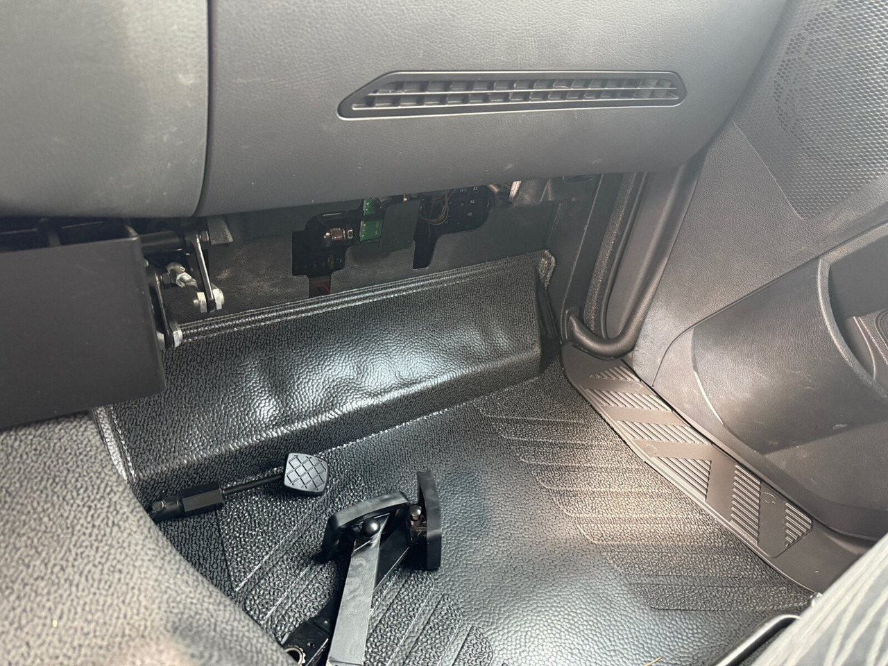 Mercedes-Benz Arocs 1827 A 4x4 Arocs 1827 A 4x4, Ex-! - Kamion sa tovarnim sandukom: slika 4 Mercedes-Benz Arocs 1827 A 4x4 Arocs 1827 A 4x4, Ex-! - Kamion sa tovarnim sandukom: slika 4