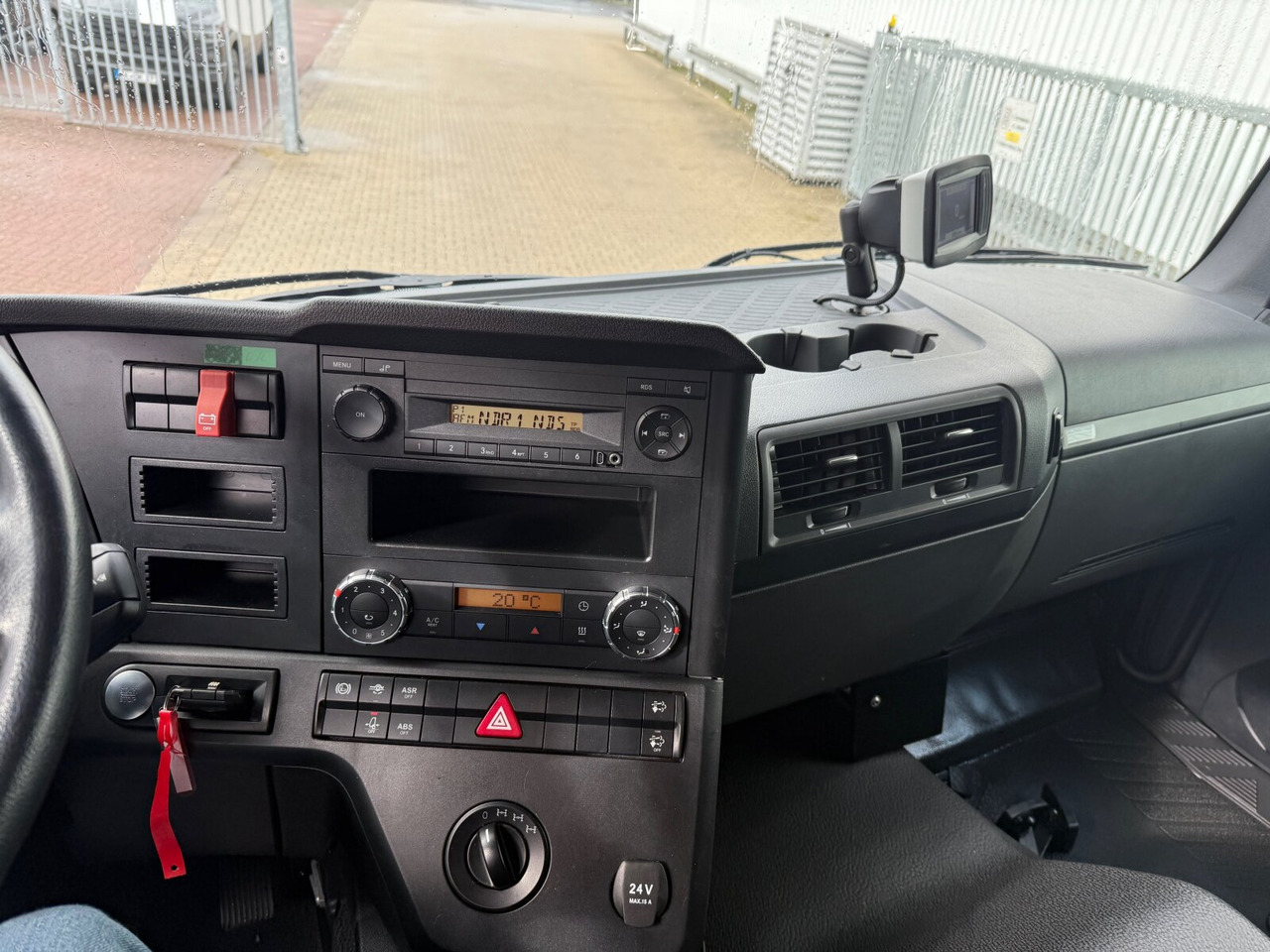 Mercedes-Benz Arocs 1827 A 4x4 Arocs 1827 A 4x4, Ex-Bundeswehr! - Kamion sa tovarnim sandukom: slika 3 Mercedes-Benz Arocs 1827 A 4x4 Arocs 1827 A 4x4, Ex-Bundeswehr! - Kamion sa tovarnim sandukom: slika 3