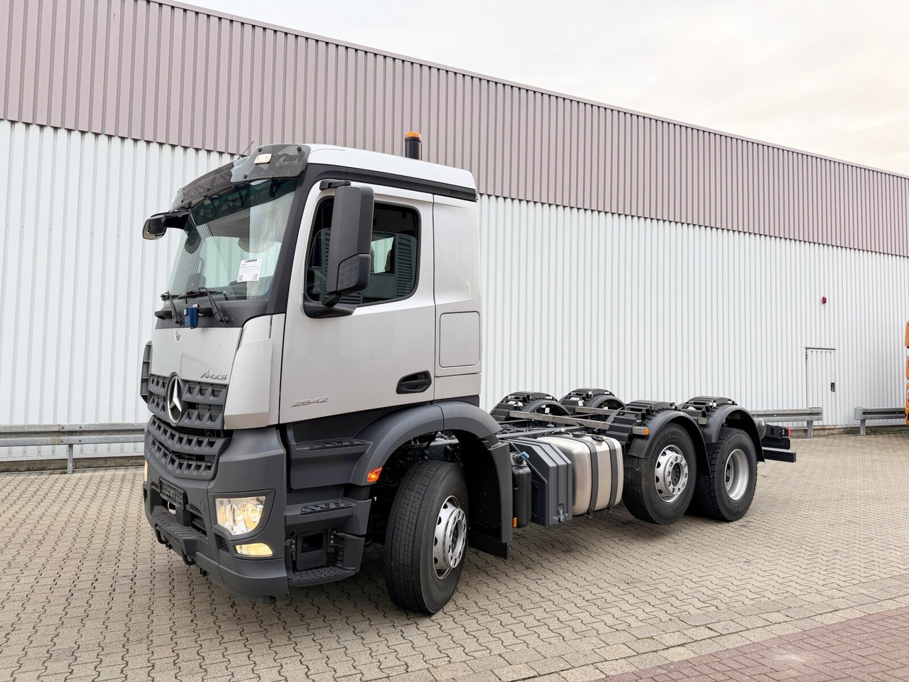 Mercedes-Benz Arocs 2542 L 6x2/4 Arocs 2542/45 L 6x2/4, Vorlauflenk-/liftachse, Navi, MultimediaCockpit - Kamion sa golom šasijom i zatvorenom kabinom: slika 1 Mercedes-Benz Arocs 2542 L 6x2/4 Arocs 2542/45 L 6x2/4, Vorlauflenk-/liftachse, Navi, MultimediaCockpit - Kamion sa golom šasijom i zatvorenom kabinom: slika 1