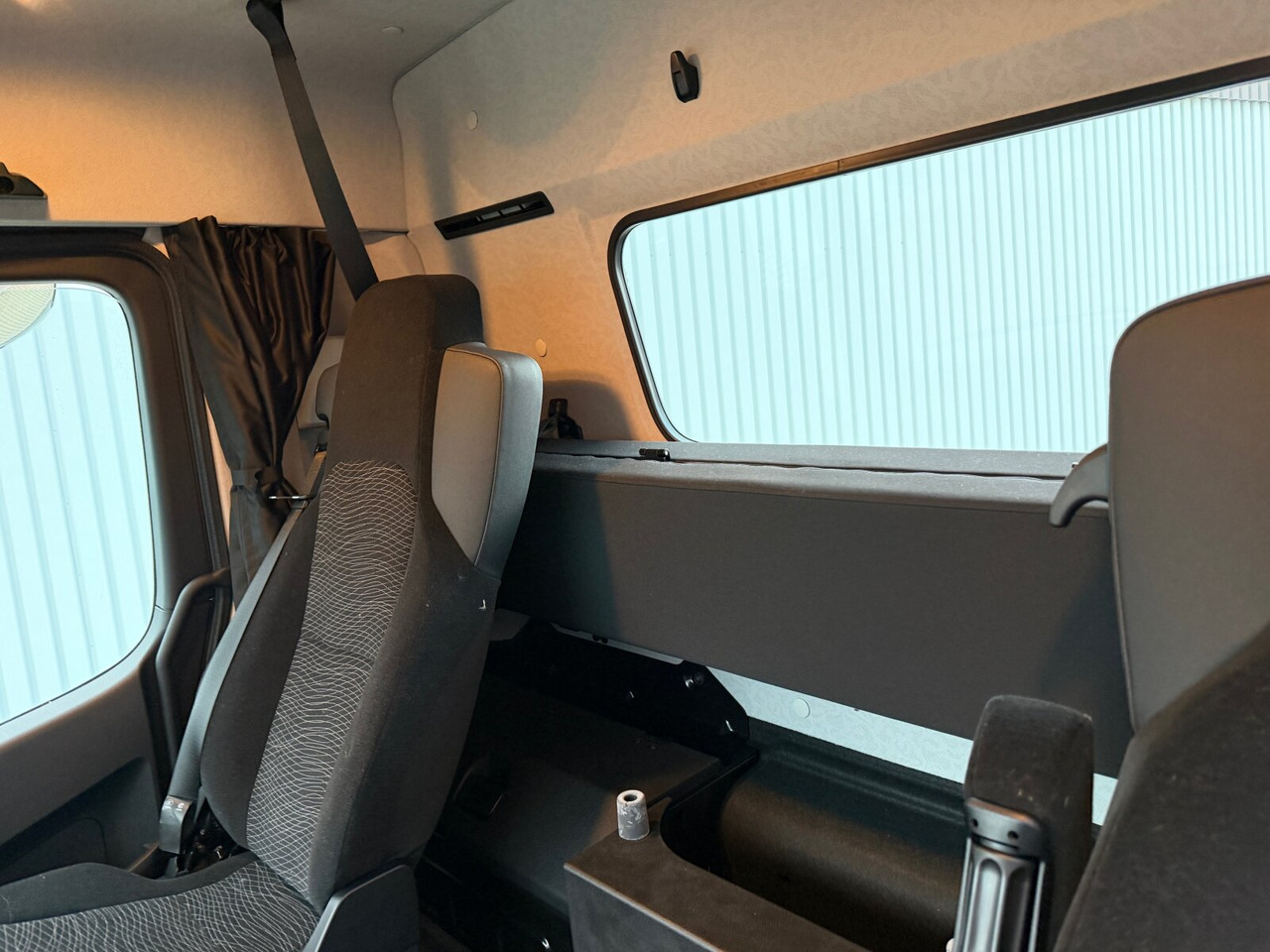 Mercedes-Benz Arocs 2542 L 6x2/4 Arocs 2542/45 L 6x2/4, Vorlauflenk-/liftachse, Navi, MultimediaCockpit - Kamion sa golom šasijom i zatvorenom kabinom: slika 5 Mercedes-Benz Arocs 2542 L 6x2/4 Arocs 2542/45 L 6x2/4, Vorlauflenk-/liftachse, Navi, MultimediaCockpit - Kamion sa golom šasijom i zatvorenom kabinom: slika 5