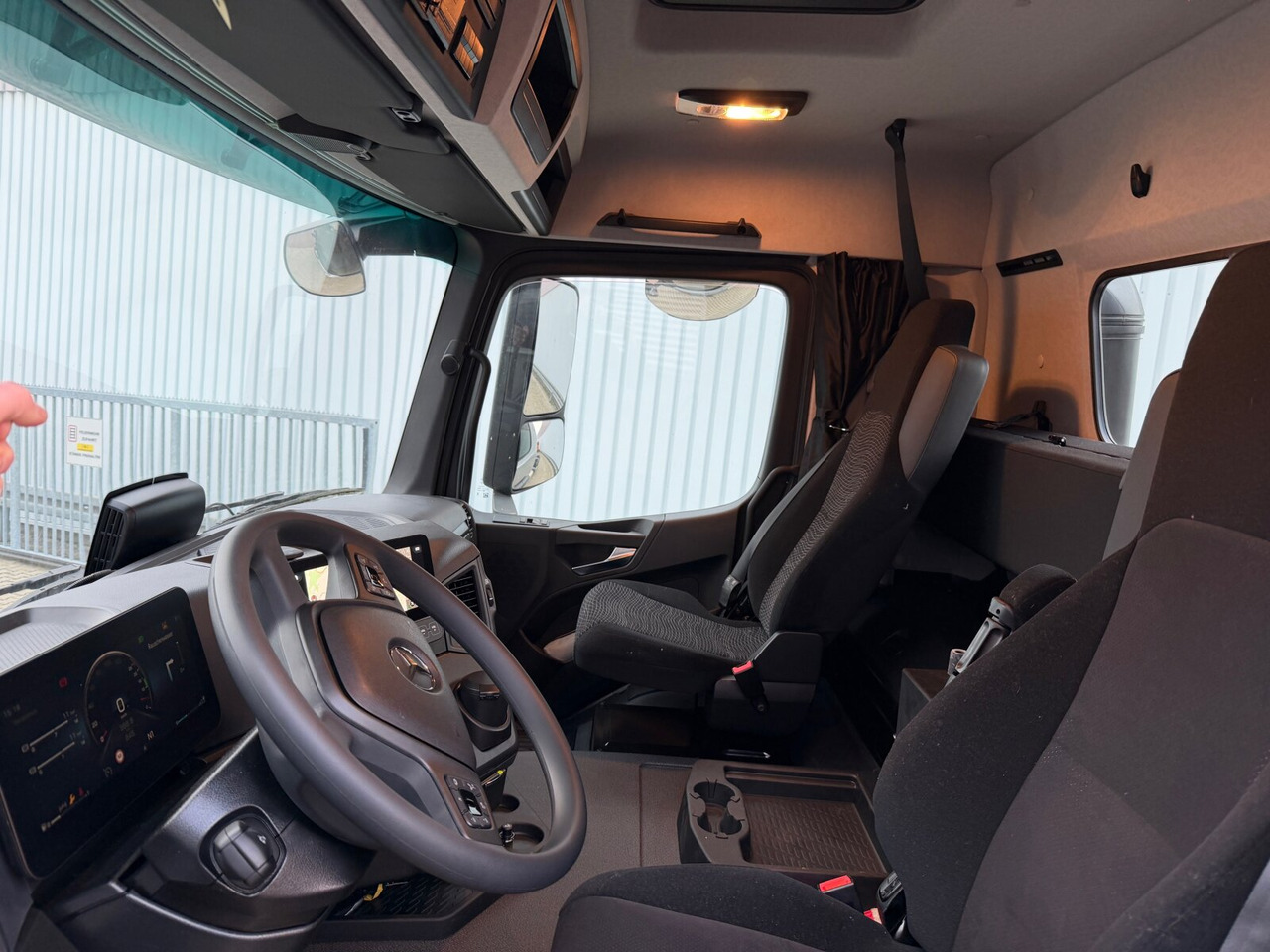 Mercedes-Benz Arocs 2542 L 6x2/4 Arocs 2542/45 L 6x2/4, Vorlauflenk-/liftachse, Navi, MultimediaCockpit - Kamion sa golom šasijom i zatvorenom kabinom: slika 2 Mercedes-Benz Arocs 2542 L 6x2/4 Arocs 2542/45 L 6x2/4, Vorlauflenk-/liftachse, Navi, MultimediaCockpit - Kamion sa golom šasijom i zatvorenom kabinom: slika 2