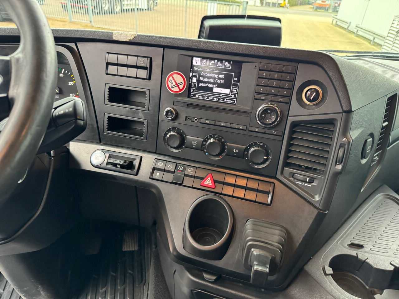 Kamion sa dizalicom, Kamion sa tovarnim sandukom Mercedes-Benz Arocs 2642 6x4 Arocs 2642 6x4 mit Heckkran Atlas AK 186.3 V-2: slika 6