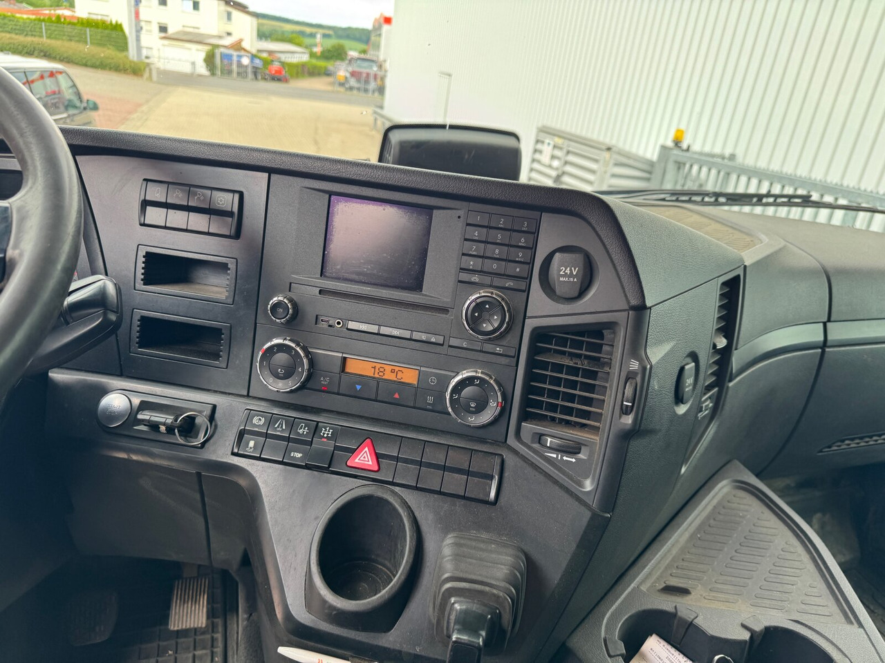 Mercedes-Benz Arocs 2651 L 6x4 Arocs 2651 L 6x4, Retarder, StreamSpace - Kamion sa golom šasijom i zatvorenom kabinom: slika 2 Mercedes-Benz Arocs 2651 L 6x4 Arocs 2651 L 6x4, Retarder, StreamSpace - Kamion sa golom šasijom i zatvorenom kabinom: slika 2