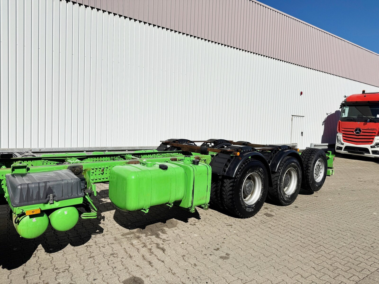 Kamion sa golom šasijom i zatvorenom kabinom Mercedes-Benz Arocs 3242/48 LK 8x4/4 Arocs 3242/48 LK 8x4/4, Lenk-/Liftachse, Nebenantrieb: slika 15