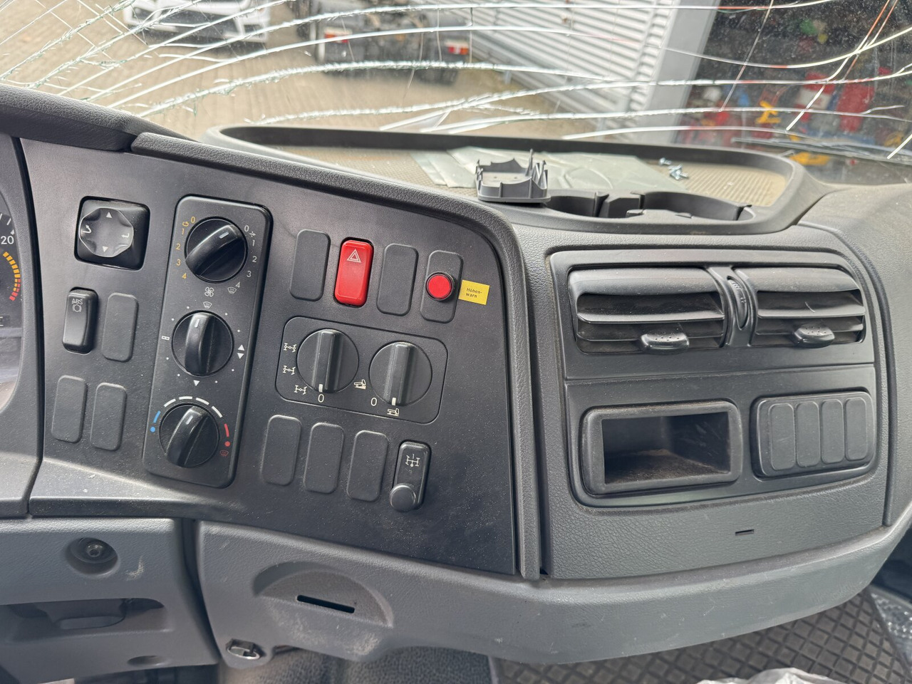 Mercedes-Benz Atego 1023 A 4x4 mit Unfallschaden! Atego 1023 A 4x4, Einzelbereifung, Heckkran Palfinger PK4501-B, Funk, UNFALLSCHADEN! - Kamion sa golom šasijom i zatvorenom kabinom, Kamion sa dizalicom: slika 4 Mercedes-Benz Atego 1023 A 4x4 mit Unfallschaden! Atego 1023 A 4x4, Einzelbereifung, Heckkran Palfinger PK4501-B, Funk, UNFALLSCHADEN! - Kamion sa golom šasijom i zatvorenom kabinom, Kamion sa dizalicom: slika 4