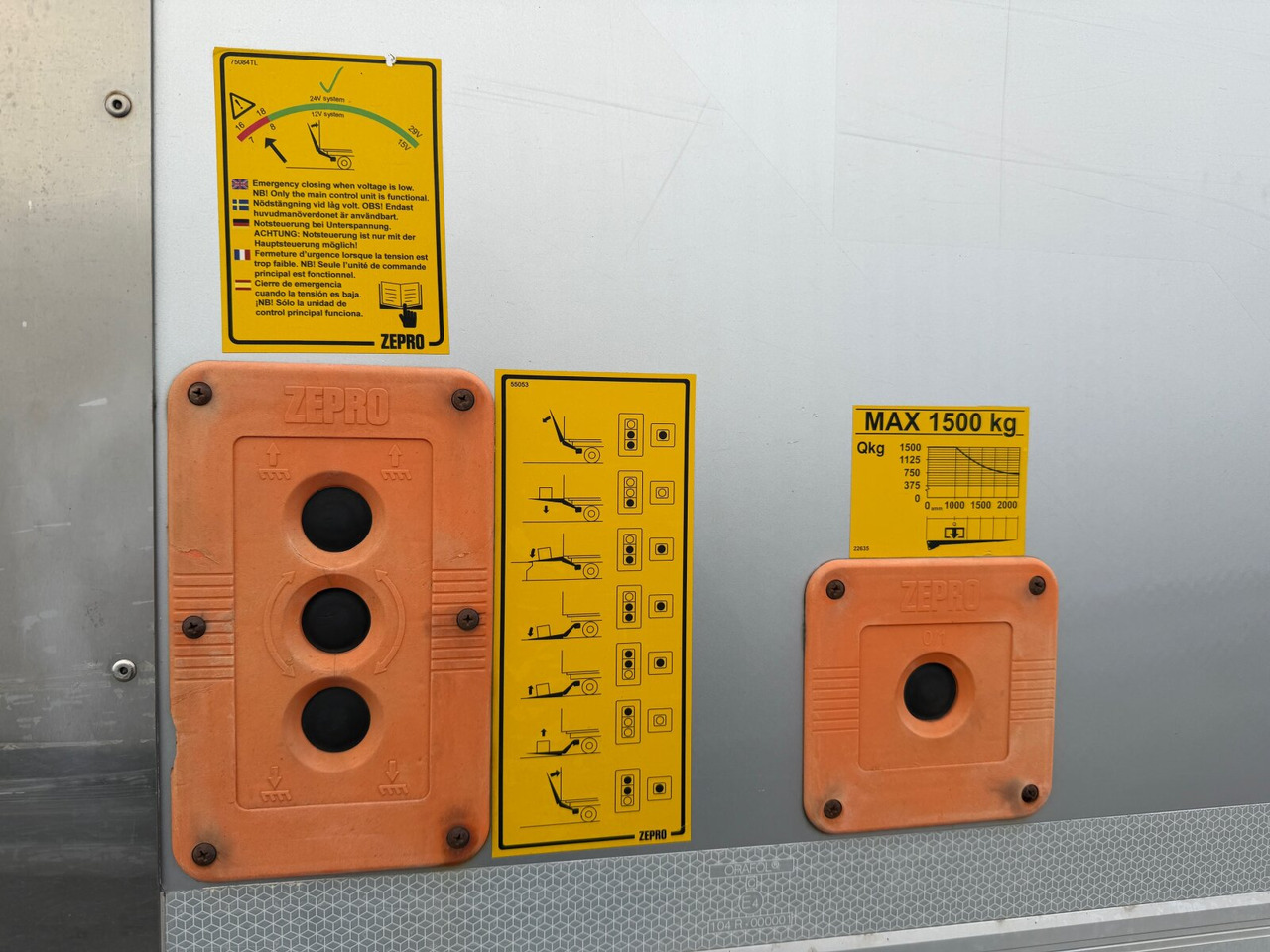 Mercedes-Benz Atego 1330 4x4 Atego 1330 4x4, Iso-Koffer mit Heizung, LBW - Kamion sa zatvorenim sandukom: slika 5 Mercedes-Benz Atego 1330 4x4 Atego 1330 4x4, Iso-Koffer mit Heizung, LBW - Kamion sa zatvorenim sandukom: slika 5