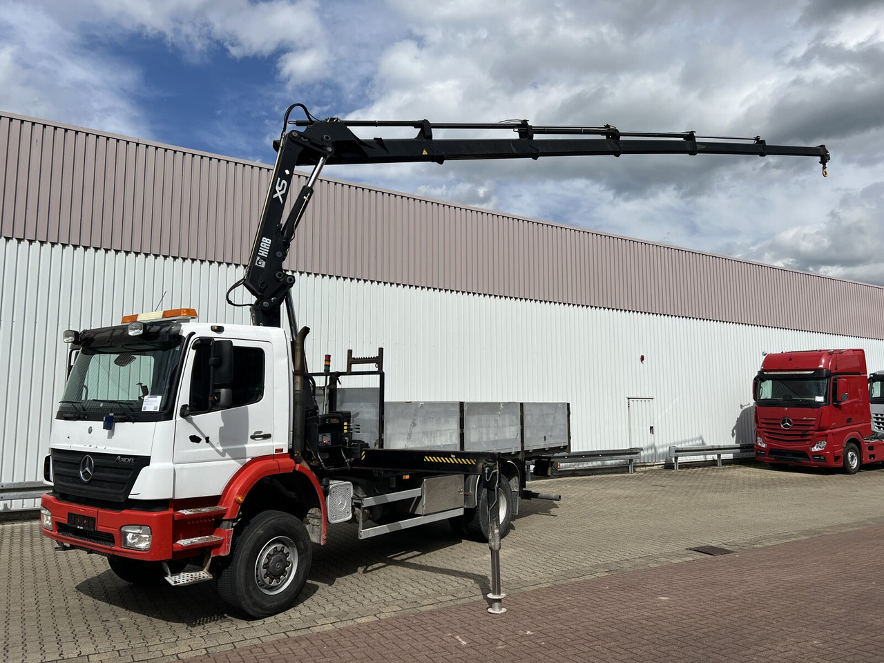 Mercedes-Benz Axor 1828 A 4x4 Axor 1828 A 4x4 mit Kran Hiab XS 166 E-5 - Kamion sa dizalicom, Kamion sa tovarnim sandukom: slika 1 Mercedes-Benz Axor 1828 A 4x4 Axor 1828 A 4x4 mit Kran Hiab XS 166 E-5 - Kamion sa dizalicom, Kamion sa tovarnim sandukom: slika 1