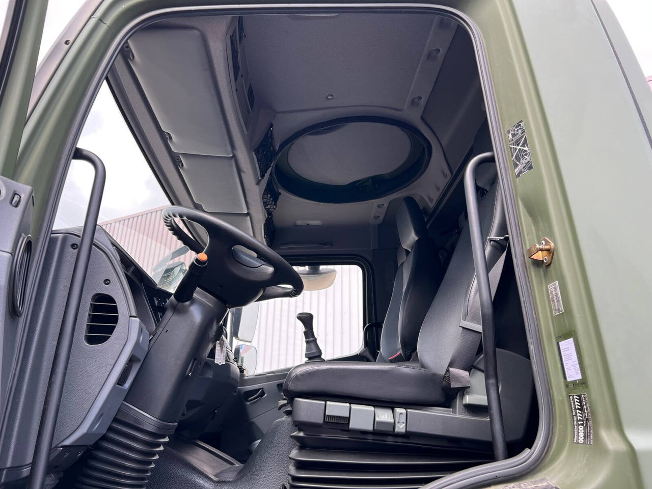 Interior photo 1: Kamion sa tovarnim sandukom Mercedes-Benz Axor 1829 A 4x4 Axor 1829 A 4x4