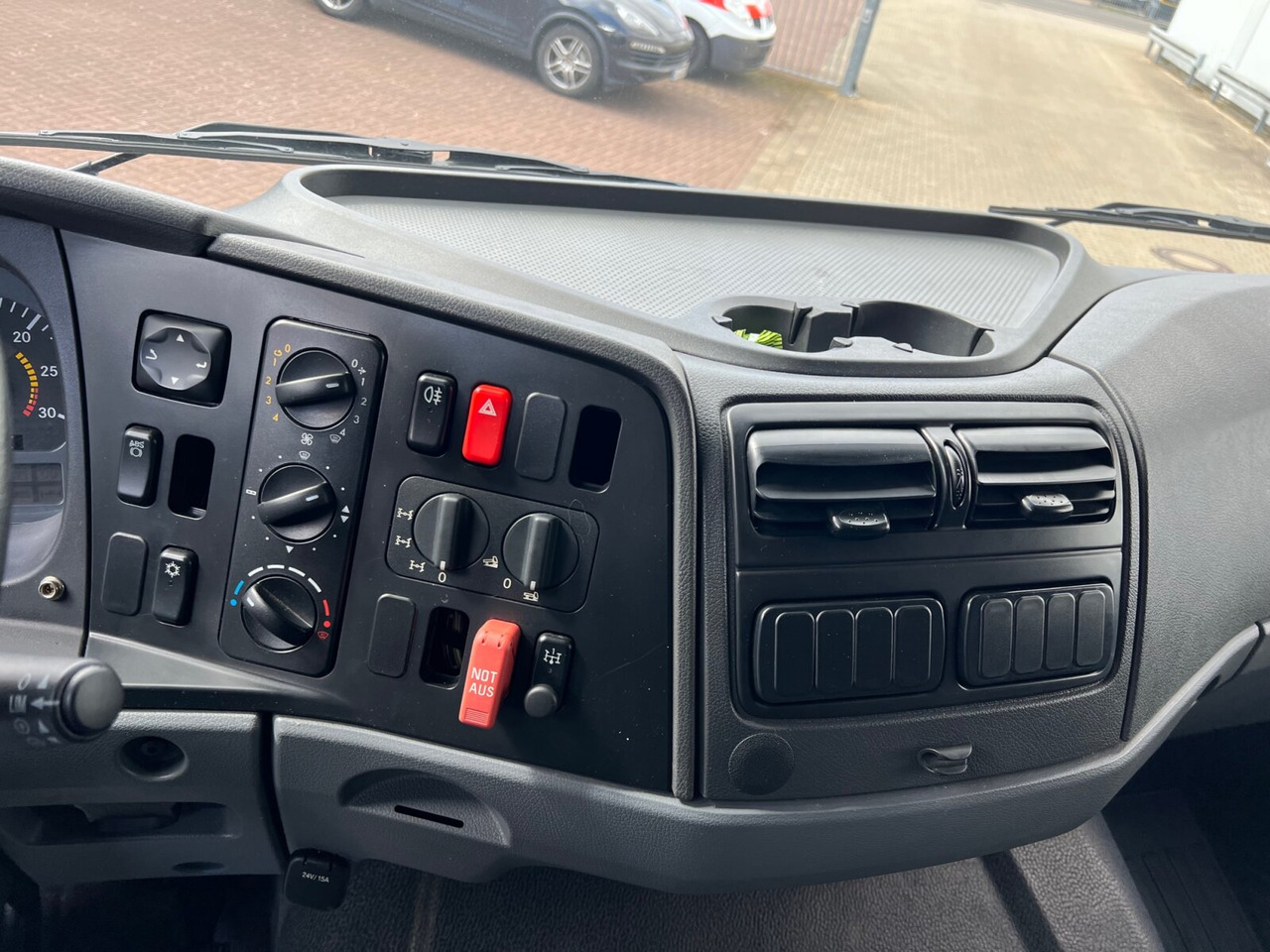 Kamion sa tovarnim sandukom Mercedes-Benz Axor 1829 A 4x4 Axor 1829 A 4x4: slika 13