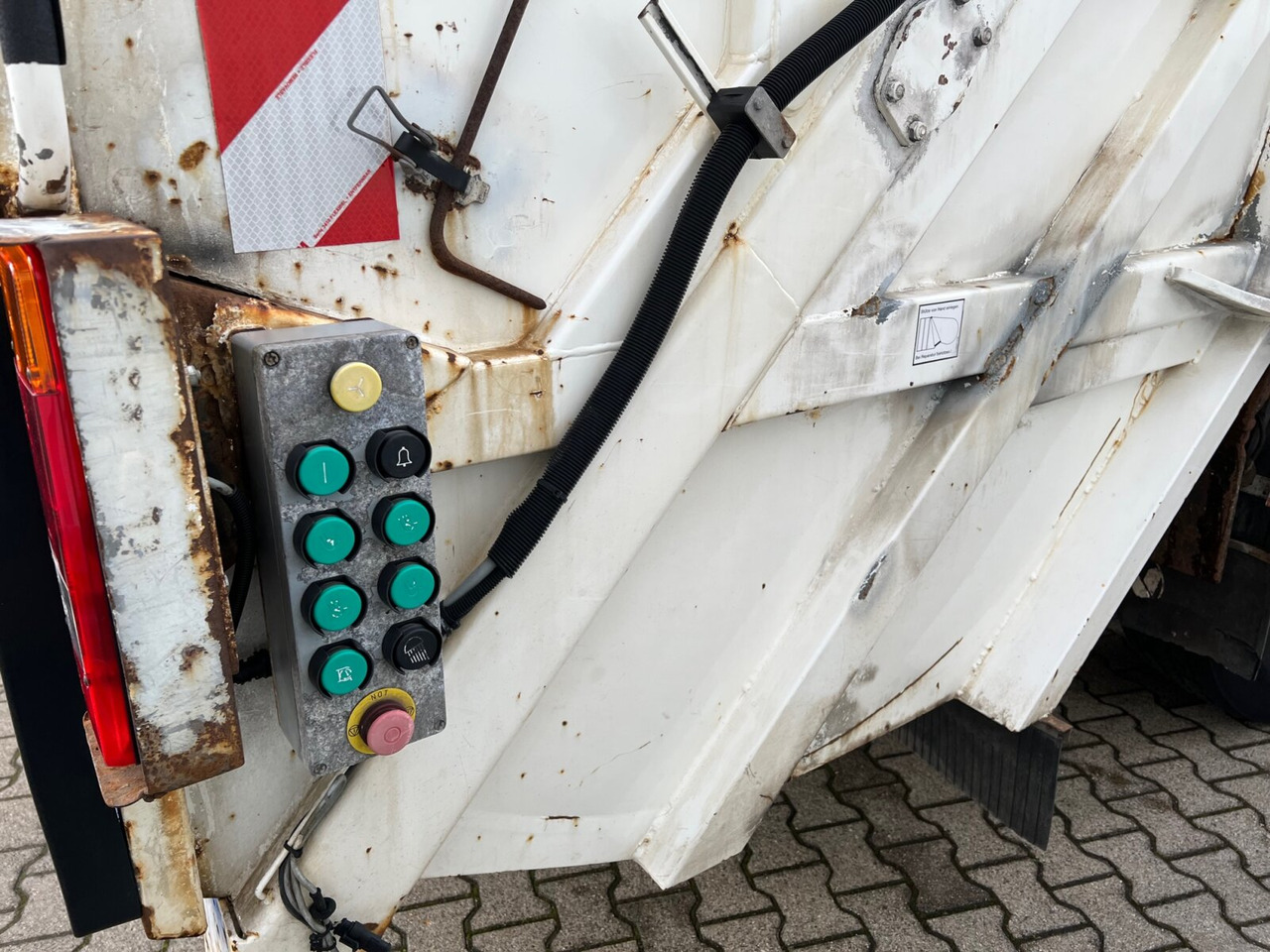 Kamion za smeće za prevoz smeća Mercedes-Benz Econic 2633 L/NLA 6x2/4 Econic 2633 L/NLA 6x2/4, Lenkachse, Sperrmüllwagen ca. 23,9m³: slika 14 Kamion za smeće za prevoz smeća Mercedes-Benz Econic 2633 L/NLA 6x2/4 Econic 2633 L/NLA 6x2/4, Lenkachse, Sperrmüllwagen ca. 23,9m³: slika 14