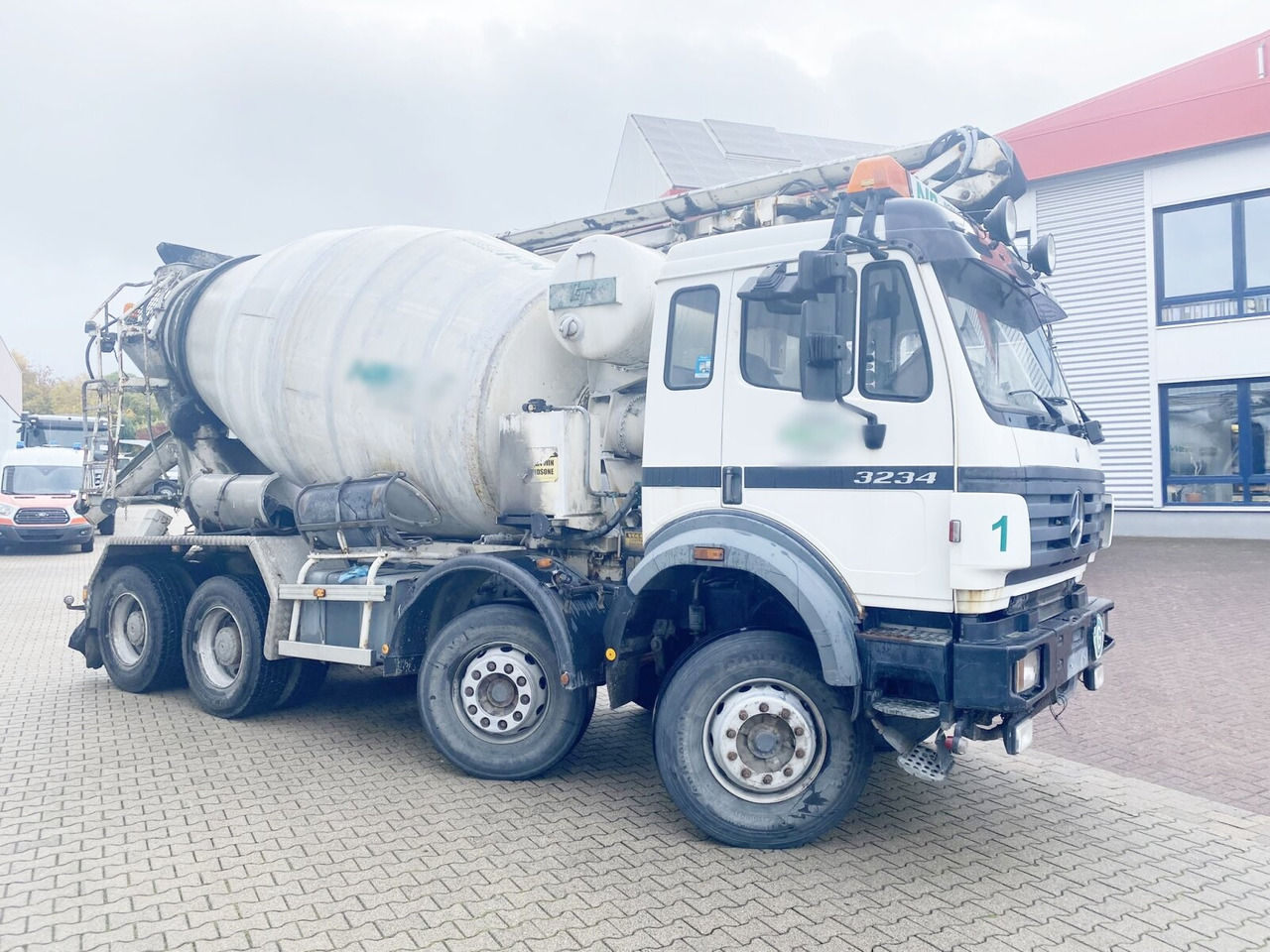 Mikser za beton Mercedes-Benz SK II 3234 B 8x4/4 SK II 3234 B 8x4/4, LT Betonmischer, Förderband, Funk, 9cbm: slika 9 Mikser za beton Mercedes-Benz SK II 3234 B 8x4/4 SK II 3234 B 8x4/4, LT Betonmischer, Förderband, Funk, 9cbm: slika 9