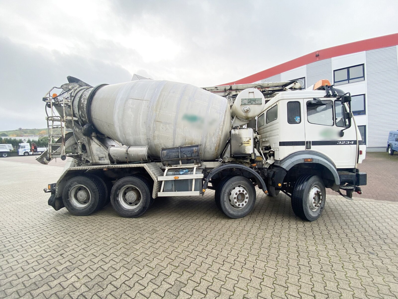 Mikser za beton Mercedes-Benz SK II 3234 B 8x4/4 SK II 3234 B 8x4/4, LT Betonmischer, Förderband, Funk, 9cbm: slika 10 Mikser za beton Mercedes-Benz SK II 3234 B 8x4/4 SK II 3234 B 8x4/4, LT Betonmischer, Förderband, Funk, 9cbm: slika 10
