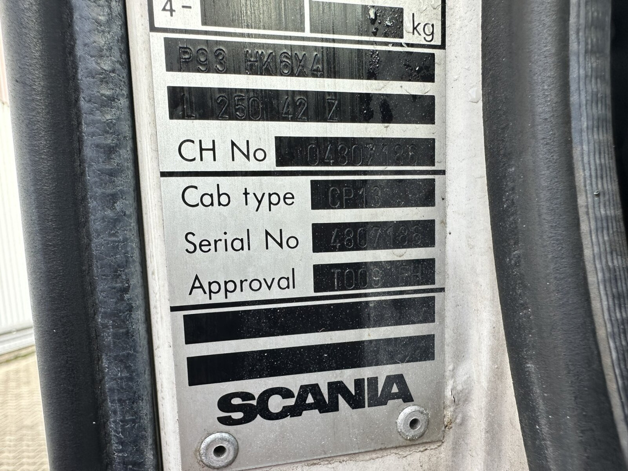 Scania P93 HK 250 6x4L P93 HK 250 6x4L - Kamion sa golom šasijom i zatvorenom kabinom: slika 2 Scania P93 HK 250 6x4L P93 HK 250 6x4L - Kamion sa golom šasijom i zatvorenom kabinom: slika 2