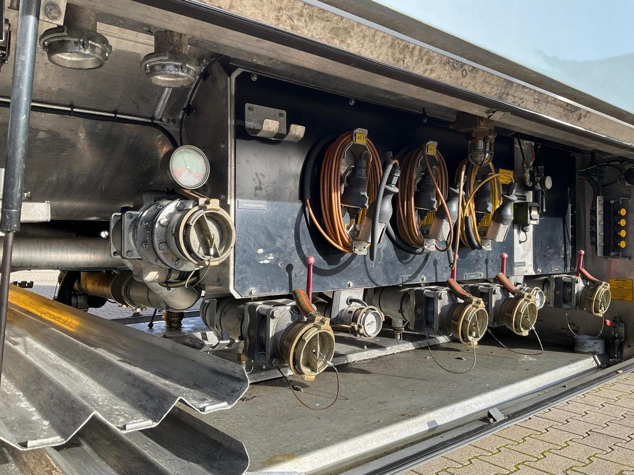 TAL-A-ZE 44,0 TAL-A-ZE 44,0, 43.500l, 4 Kammern, Untenbefüllung - Poluprikolica cisterna: slika 2 TAL-A-ZE 44,0 TAL-A-ZE 44,0, 43.500l, 4 Kammern, Untenbefüllung - Poluprikolica cisterna: slika 2