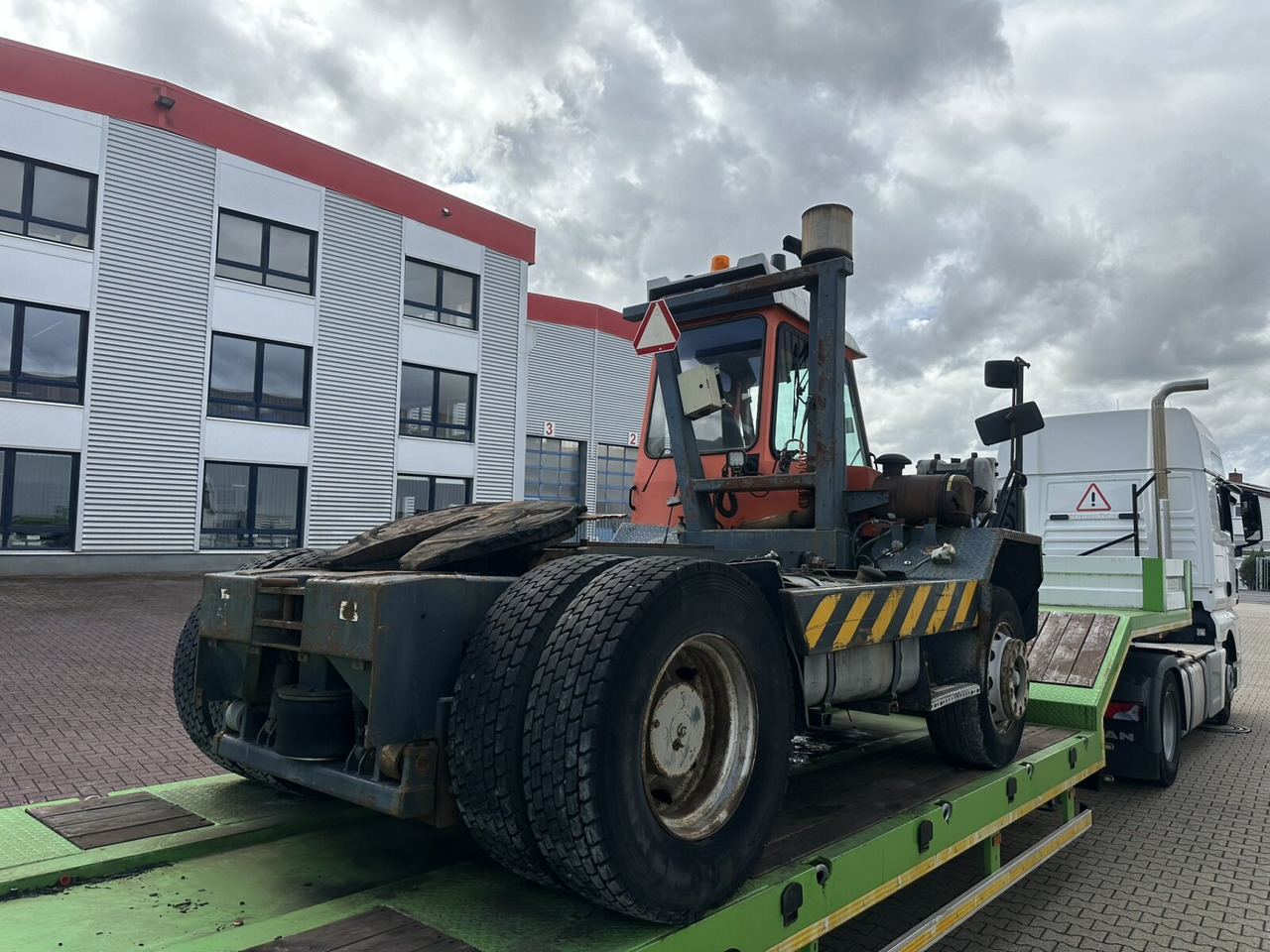 Tegljač 815 4x2 815 4x2 Terminal Tractor, Rangierfahrzeug: slika 9 Tegljač 815 4x2 815 4x2 Terminal Tractor, Rangierfahrzeug: slika 9