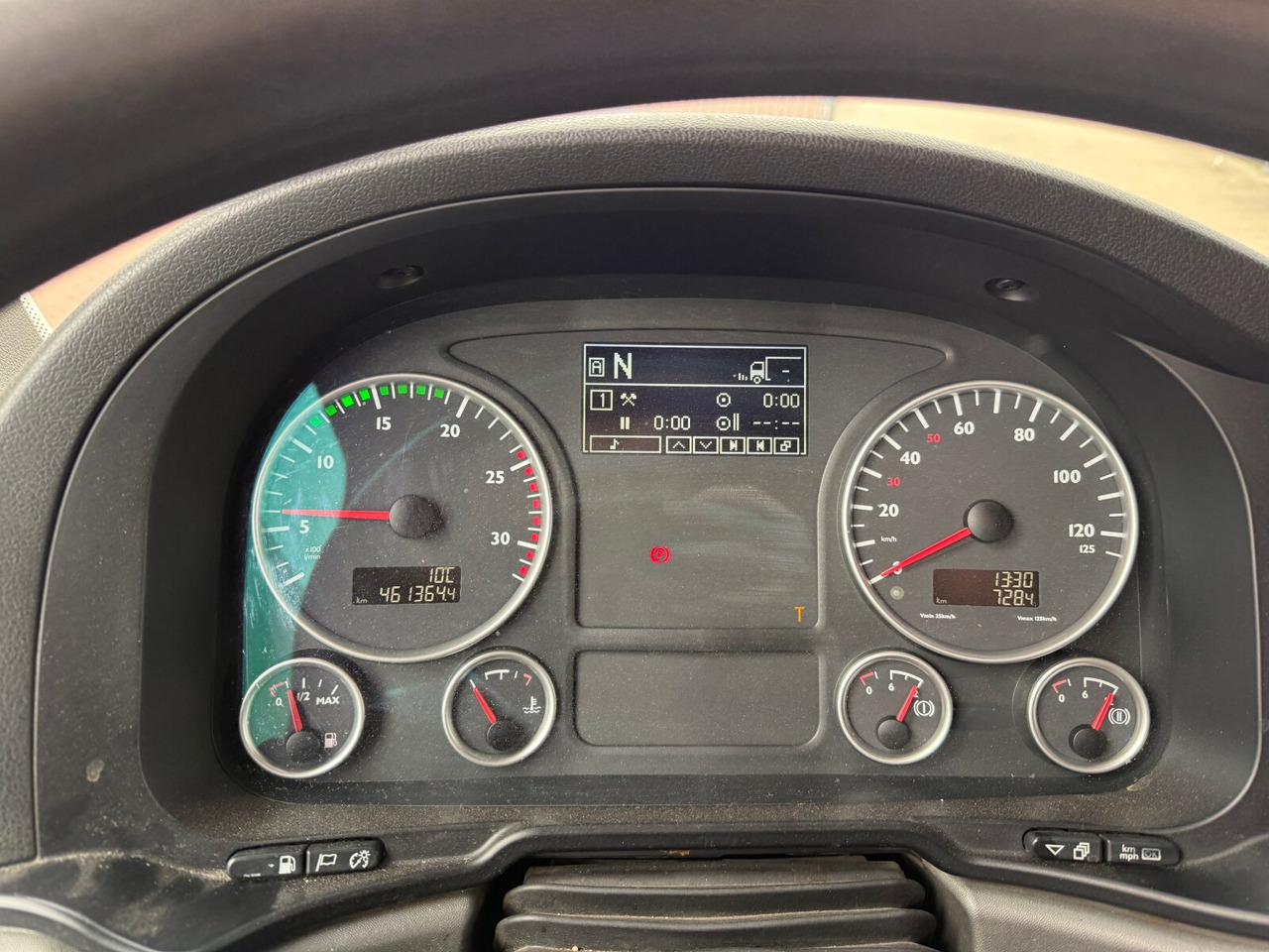 MAN TGX 26.480 6x4 BLS TGX 26.480 6x4 BLS, Retarder, XLX, Standklima, Hydraulik, zGG 90t - Tegljač: slika 3 MAN TGX 26.480 6x4 BLS TGX 26.480 6x4 BLS, Retarder, XLX, Standklima, Hydraulik, zGG 90t - Tegljač: slika 3