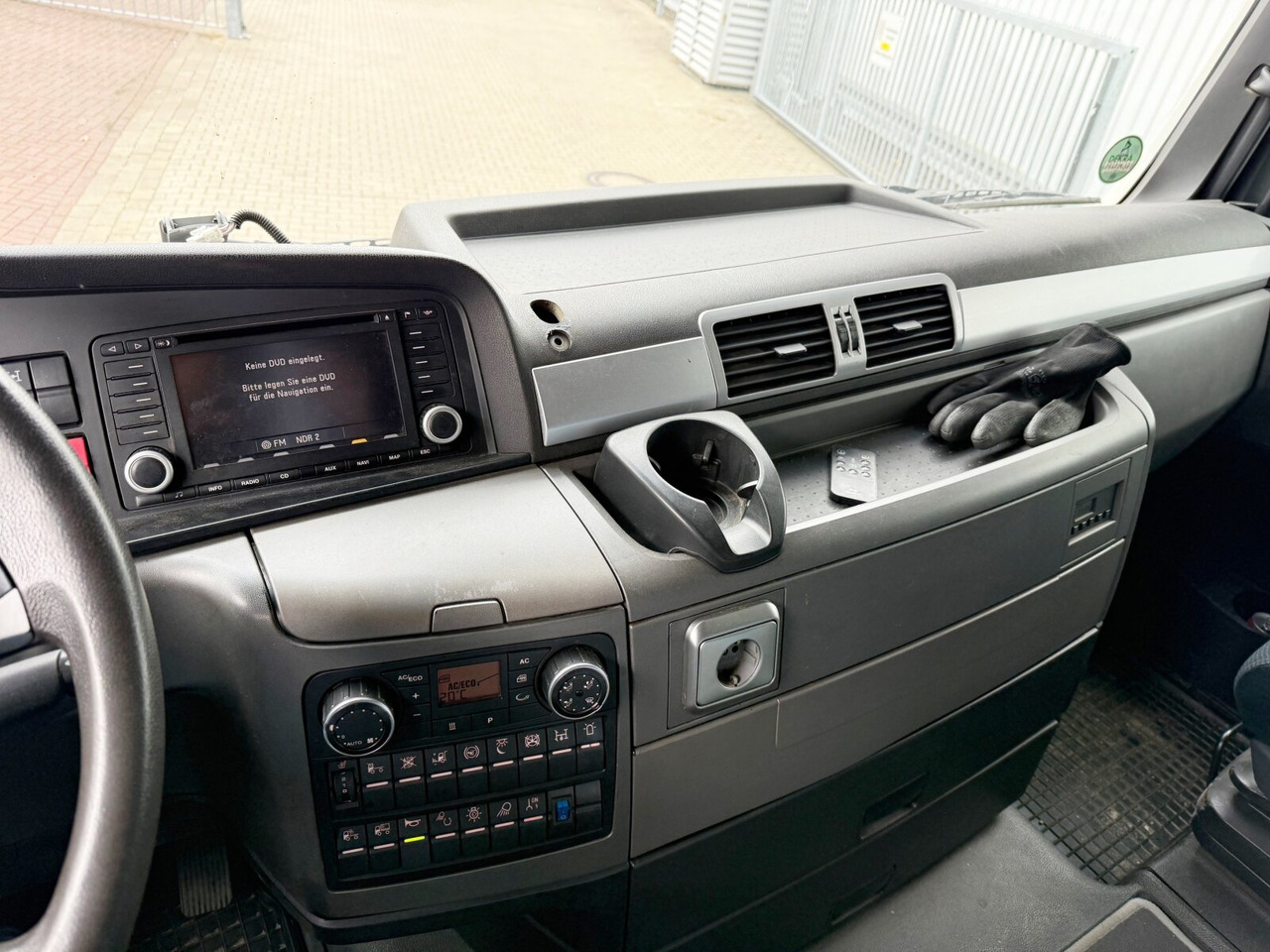 MAN TGX 26.480 6x4 BLS TGX 26.480 6x4 BLS, Retarder, XLX, Standklima, Hydraulik, zGG 90t - Tegljač: slika 5 MAN TGX 26.480 6x4 BLS TGX 26.480 6x4 BLS, Retarder, XLX, Standklima, Hydraulik, zGG 90t - Tegljač: slika 5