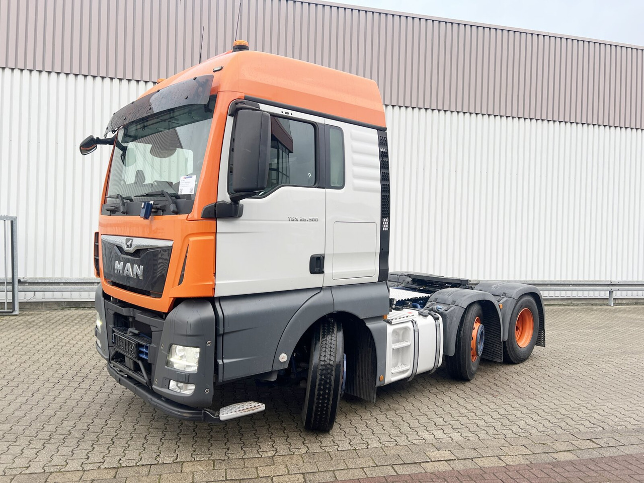 MAN TGX 26.500 6X2/4 BLS TGX 26.500 6X2/4 BLS, Intarder, Vorlauflenk-/lift, Standklima, XXL-Fahrerhaus - Tegljač: slika 1 MAN TGX 26.500 6X2/4 BLS TGX 26.500 6X2/4 BLS, Intarder, Vorlauflenk-/lift, Standklima, XXL-Fahrerhaus - Tegljač: slika 1