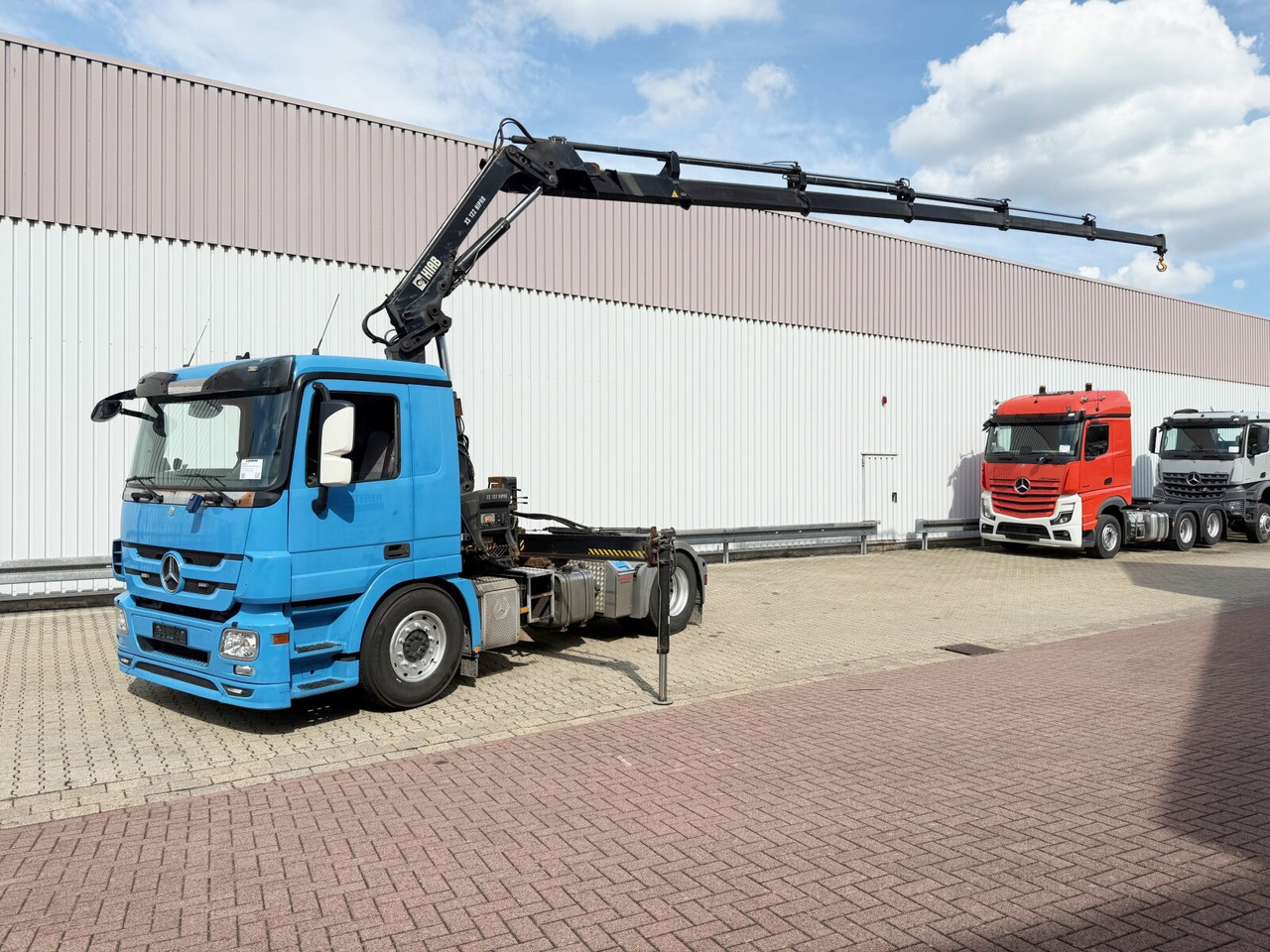 Mercedes-Benz Actros 1844 LS 4x2 Actros 1844 LS 4x2 mit Kran Hiab 122 E-5 HiPro, Funk - Tegljač: slika 1 Mercedes-Benz Actros 1844 LS 4x2 Actros 1844 LS 4x2 mit Kran Hiab 122 E-5 HiPro, Funk - Tegljač: slika 1