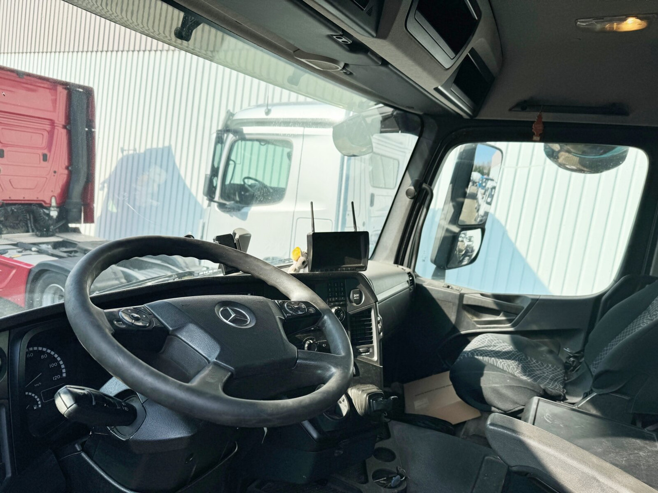 Interior photo 1: Tegljač Mercedes-Benz Arocs 1842 LS 4x4 HAD Arocs 1842 LS 4x4 HAD, HydroDrive, Kipphydraulik Interior photo 1: Tegljač Mercedes-Benz Arocs 1842 LS 4x4 HAD Arocs 1842 LS 4x4 HAD, HydroDrive, Kipphydraulik