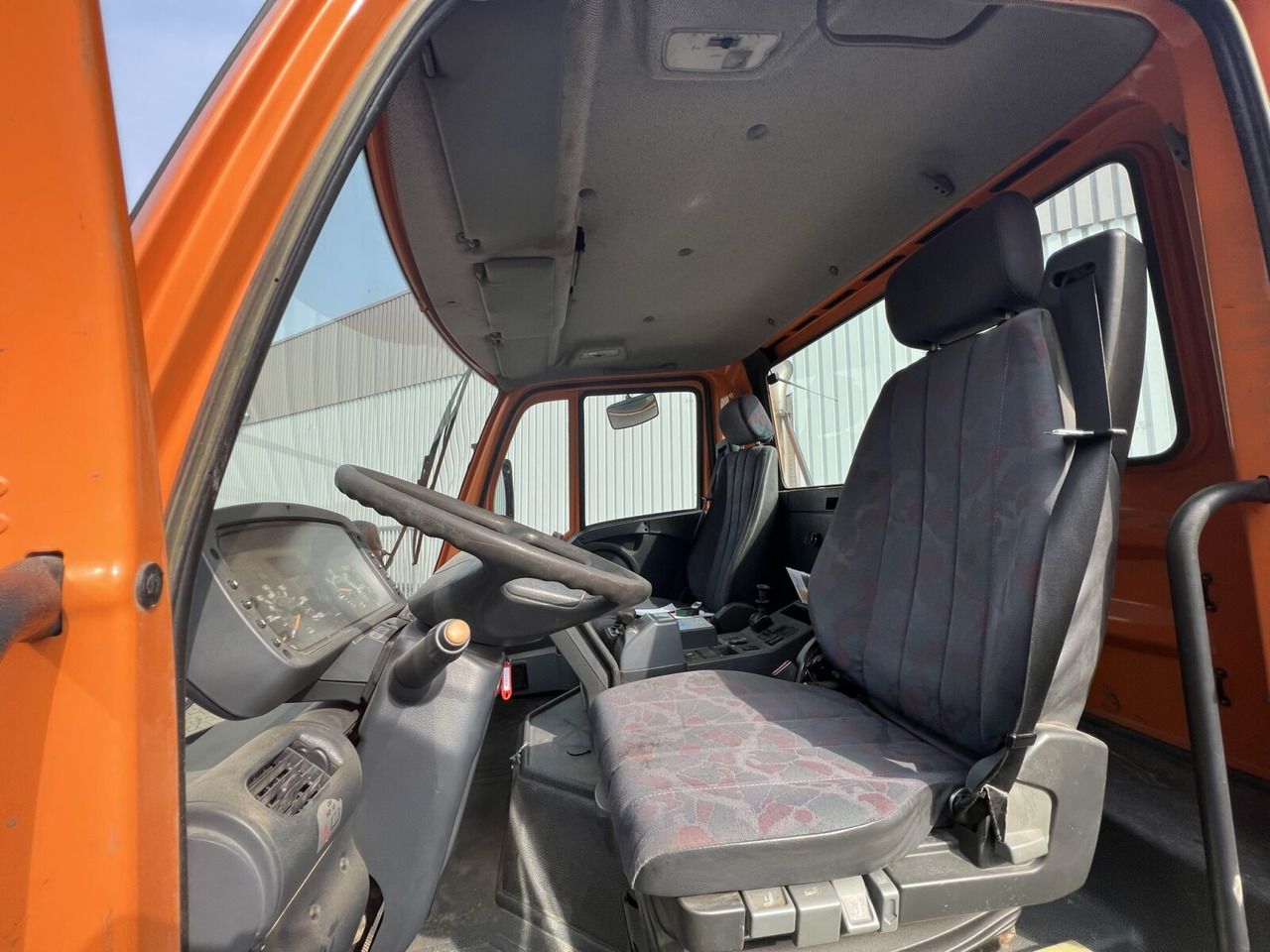 Interior photo 2:  Lizing Unimog U 300 4x4 U 300 4x4, Kipper, Kommunalhydraulik, VarioPilot, Zapfwelle Unimog U 300 4x4 U 300 4x4, Kipper, Kommunalhydraulik, VarioPilot, Zapfwelle