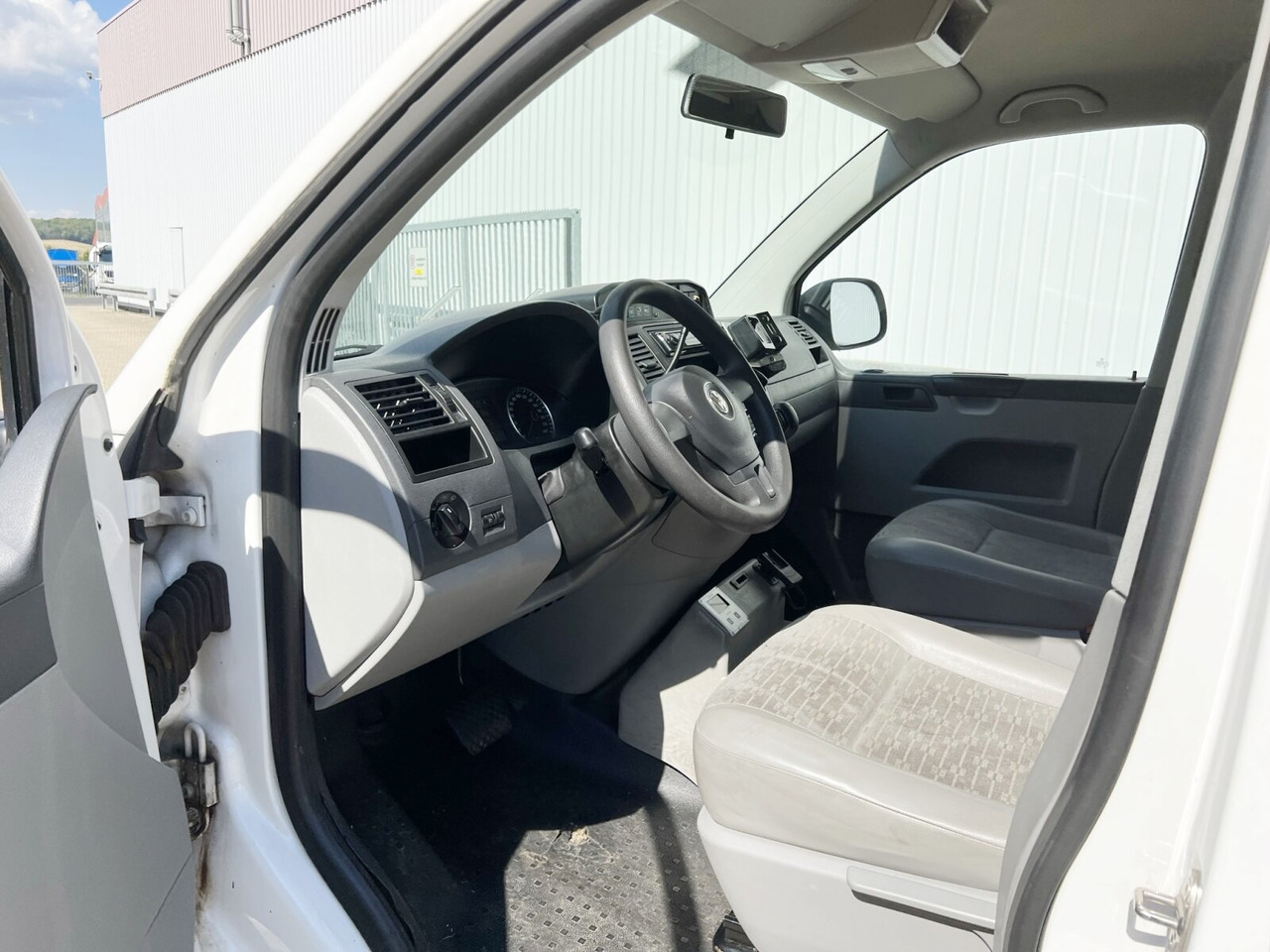 Volkswagen T5 2.0 TDI 4x2 T5 2.0 TDI 4x2, Krankenwagen - Vozilo hitne pomoći: slika 3 Volkswagen T5 2.0 TDI 4x2 T5 2.0 TDI 4x2, Krankenwagen - Vozilo hitne pomoći: slika 3