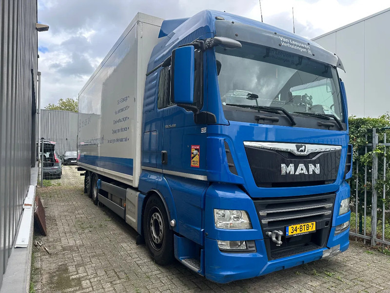 MAN TGX TGX 26 460 + 6X2 + LIFT + DAMAGED ENGINE - Kamion sa zatvorenim sandukom: slika 4 MAN TGX TGX 26 460 + 6X2 + LIFT + DAMAGED ENGINE - Kamion sa zatvorenim sandukom: slika 4