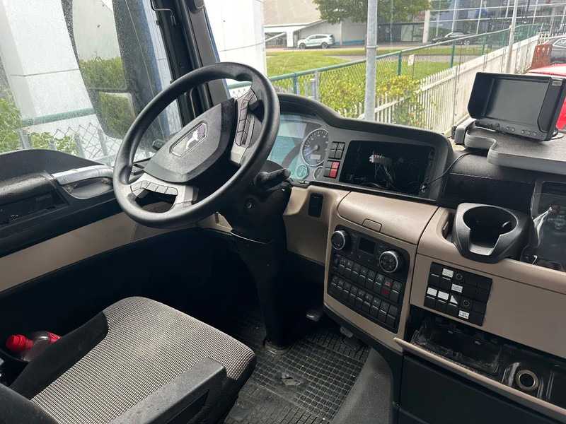 MAN TGX TGX 26 460 + 6X2 + LIFT + DAMAGED ENGINE - Kamion sa zatvorenim sandukom: slika 5 MAN TGX TGX 26 460 + 6X2 + LIFT + DAMAGED ENGINE - Kamion sa zatvorenim sandukom: slika 5