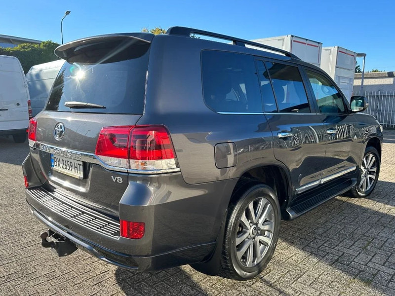 Toyota Land Cruiser V8 LAND CRUISER 200 V8 + CAMERA 360 + FRIDGE + DIESEL + ONLY EXPORT - SUV: slika 5 Toyota Land Cruiser V8 LAND CRUISER 200 V8 + CAMERA 360 + FRIDGE + DIESEL + ONLY EXPORT - SUV: slika 5