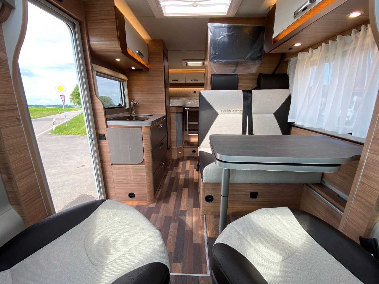Poluintegrisani kamper Weinsberg CaraCompact 600 MEG EDITION [PEPPER]   Automatik: slika 12