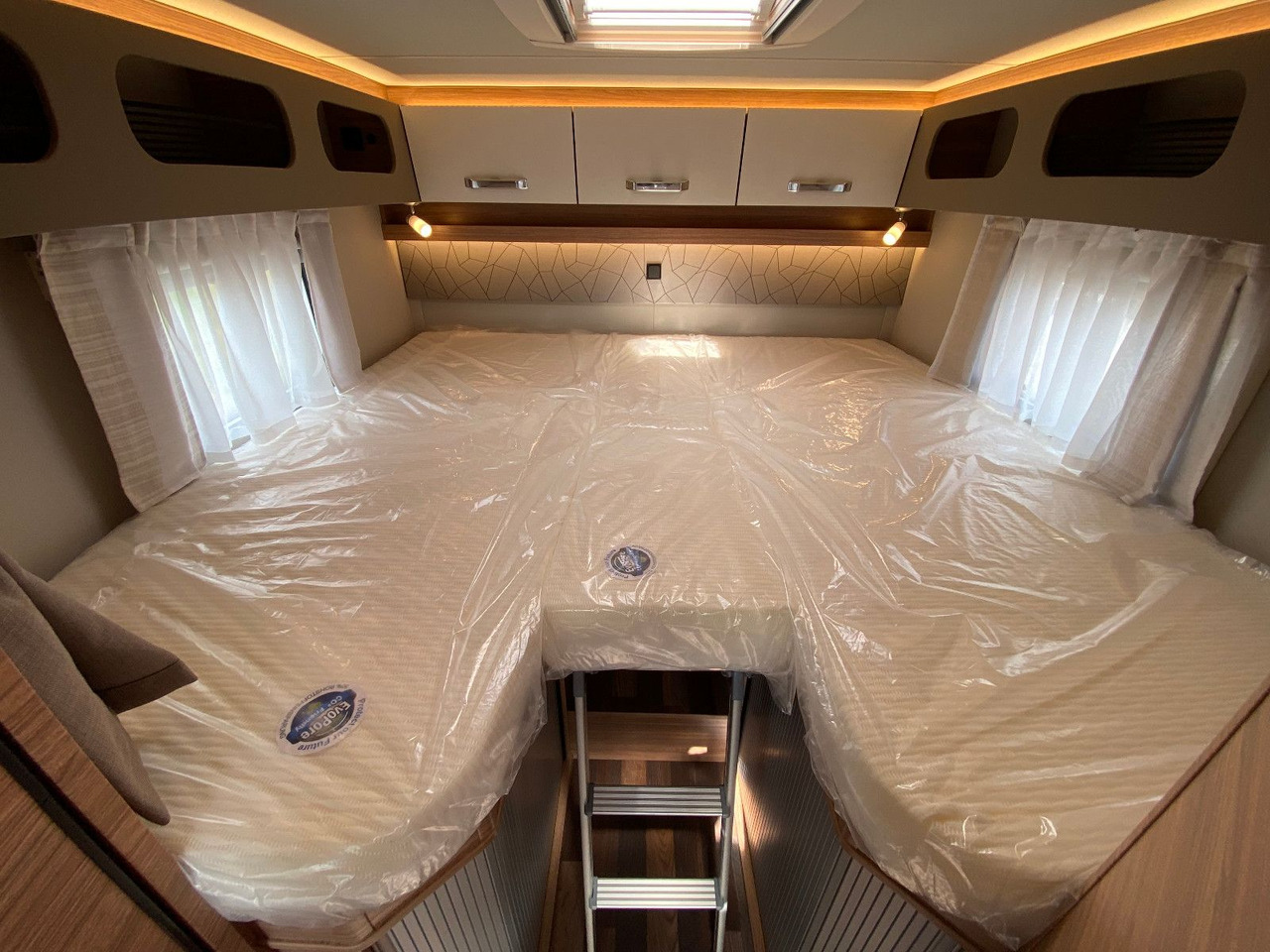 Poluintegrisani kamper Weinsberg CaraCompact 600 MEG EDITION [PEPPER]   Automatik: slika 16