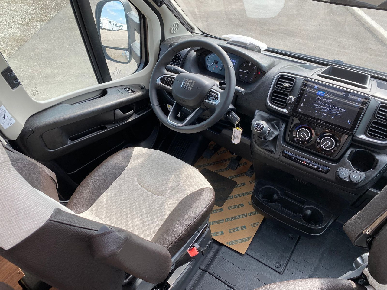 Poluintegrisani kamper Weinsberg CaraCompact 600 MEG EDITION [PEPPER]   Automatik: slika 9