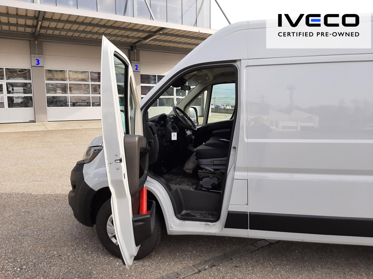 FIAT e-Ducato L2H2 teilverglast (47-kWh) - Furgon, Električno dostavno vozilo: slika 2 FIAT e-Ducato L2H2 teilverglast (47-kWh) - Furgon, Električno dostavno vozilo: slika 2