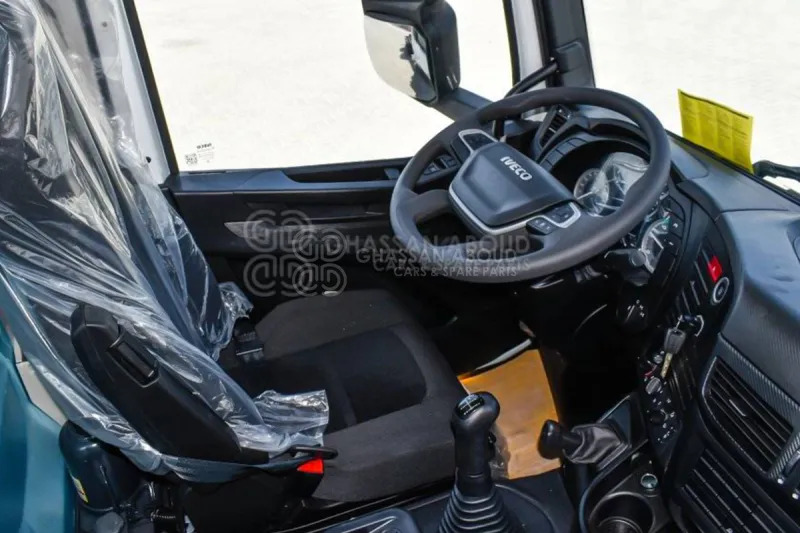 Kamion sa golom šasijom i zatvorenom kabinom Iveco T-WAY AD380T47H 6x4 R24 Tyres Chassis - Barcelona Stock: slika 6 Kamion sa golom šasijom i zatvorenom kabinom Iveco T-WAY AD380T47H 6x4 R24 Tyres Chassis - Barcelona Stock: slika 6