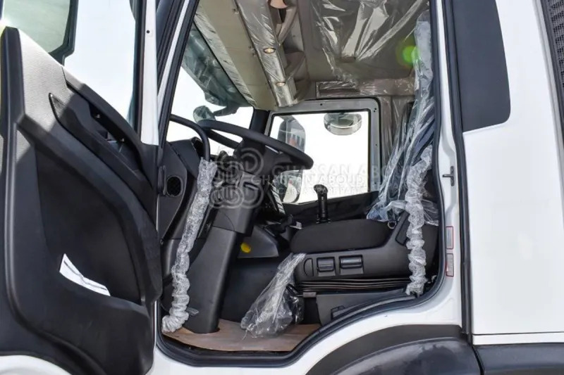Iveco T-WAY AD380T47H 6x4 R24 Tyres Chassis - Barcelona Stock - Kamion sa golom šasijom i zatvorenom kabinom: slika 4 Iveco T-WAY AD380T47H 6x4 R24 Tyres Chassis - Barcelona Stock - Kamion sa golom šasijom i zatvorenom kabinom: slika 4