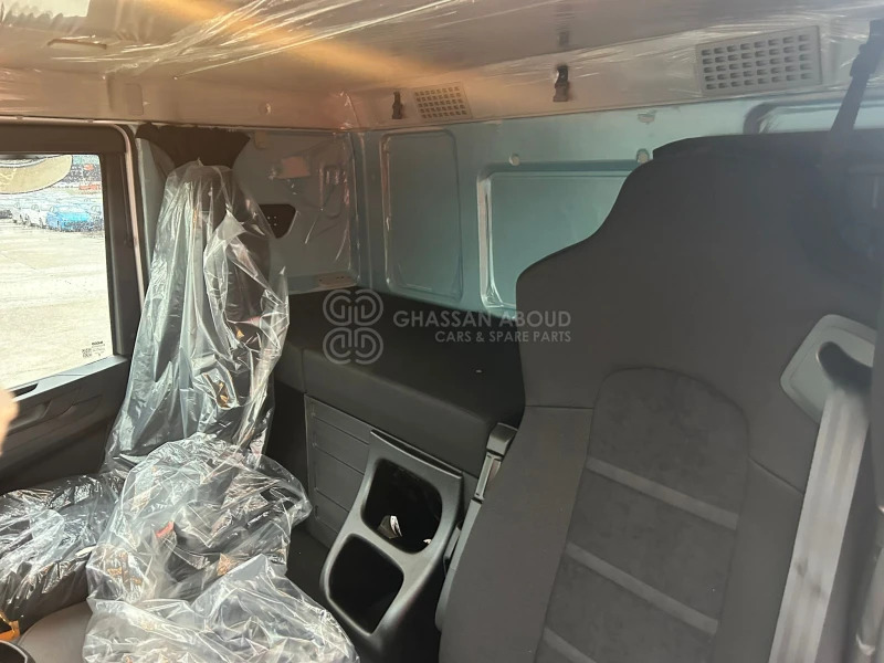 Iveco T-WAY AT380T43H 6x4 R20 Tyres Chassis - Barcelona Stock - Kamion sa golom šasijom i zatvorenom kabinom: slika 3 Iveco T-WAY AT380T43H 6x4 R20 Tyres Chassis - Barcelona Stock - Kamion sa golom šasijom i zatvorenom kabinom: slika 3