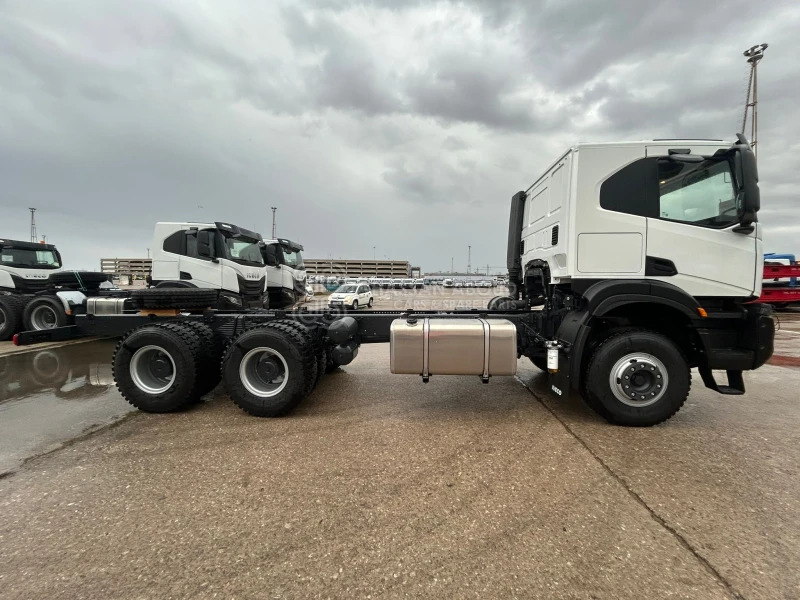Iveco T-WAY AT380T43H 6x4 R20 Tyres Chassis - Barcelona Stock - Kamion sa golom šasijom i zatvorenom kabinom: slika 2 Iveco T-WAY AT380T43H 6x4 R20 Tyres Chassis - Barcelona Stock - Kamion sa golom šasijom i zatvorenom kabinom: slika 2