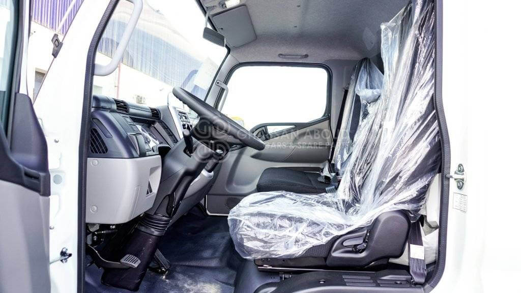 Interior photo 3: Kamion sa golom šasijom i zatvorenom kabinom MITSUBISHI CANTER CHASSIS PAYLOAD 5 TON APPROX SINGLE CAB WITH A/C 4X2 LIGHT DUTY MY2024