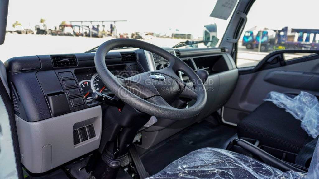 Interior photo 2: Kamion sa golom šasijom i zatvorenom kabinom MITSUBISHI CANTER CHASSIS PAYLOAD 5 TON APPROX SINGLE CAB WITH A/C 4X2 LIGHT DUTY MY2024