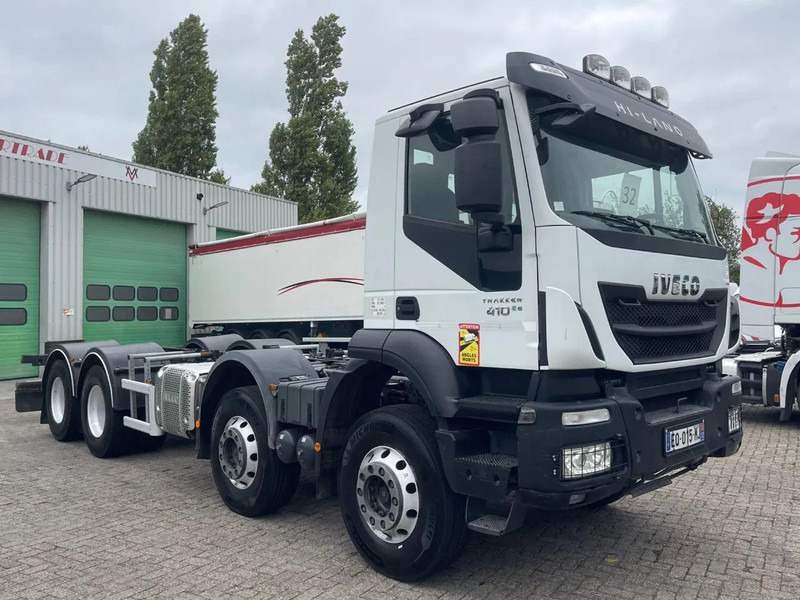 Iveco Trakker 410 PTO RETARDER, 8x4 , 442000 km! - Kamion sa golom šasijom i zatvorenom kabinom: slika 3 Iveco Trakker 410 PTO RETARDER, 8x4 , 442000 km! - Kamion sa golom šasijom i zatvorenom kabinom: slika 3