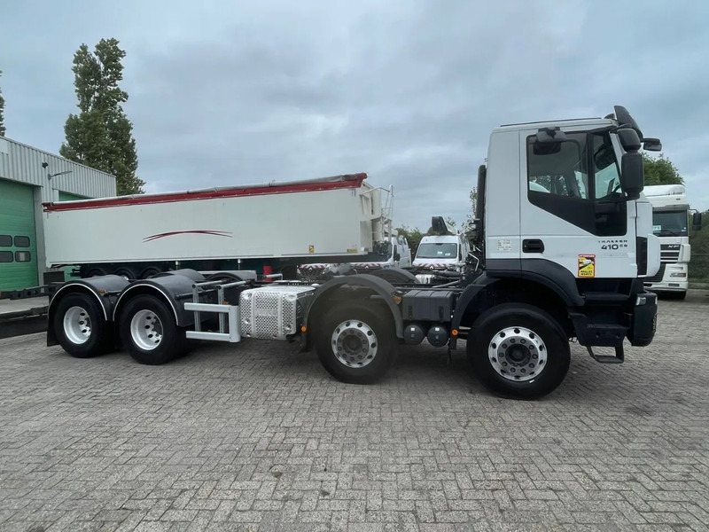 Iveco Trakker 410 PTO RETARDER, 8x4 , 442000 km! - Kamion sa golom šasijom i zatvorenom kabinom: slika 4 Iveco Trakker 410 PTO RETARDER, 8x4 , 442000 km! - Kamion sa golom šasijom i zatvorenom kabinom: slika 4