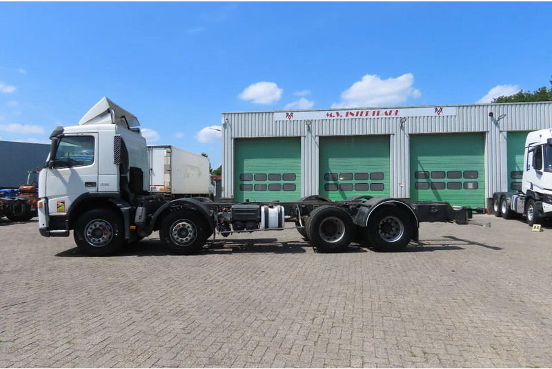 Volvo FM 12.380 8x4 FULL SPRING. 100% condition! - Kamion sa golom šasijom i zatvorenom kabinom: slika 3 Volvo FM 12.380 8x4 FULL SPRING. 100% condition! - Kamion sa golom šasijom i zatvorenom kabinom: slika 3