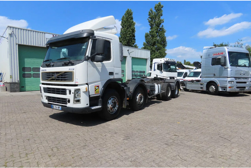 Volvo FM 12.380 8x4 FULL SPRING. 100% condition! - Kamion sa golom šasijom i zatvorenom kabinom: slika 2 Volvo FM 12.380 8x4 FULL SPRING. 100% condition! - Kamion sa golom šasijom i zatvorenom kabinom: slika 2